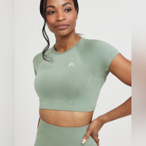EFFORTLESS SEAMLESS SHORT SLEEVE CROP TOP
M size 
Sage Color - Picture 6 of 7